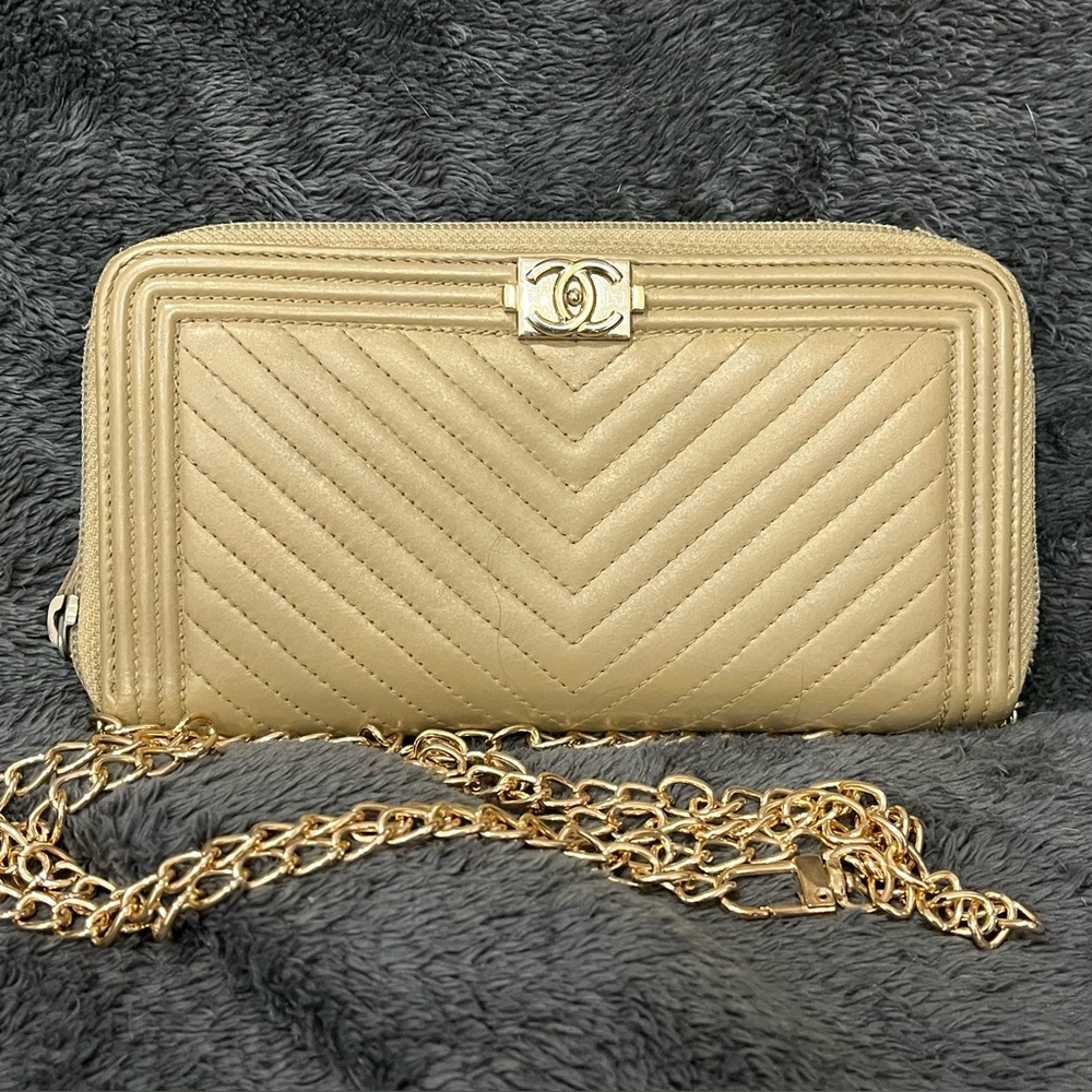 CHANEL Boy Chevron Lambskin Zip Wallet (with chain)